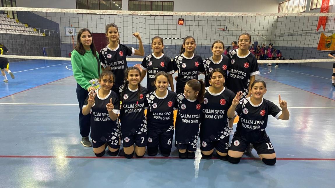 KIZ VOLEYBOL TAKIMIMIZ İLK GALİBİYETİNİ ALDI