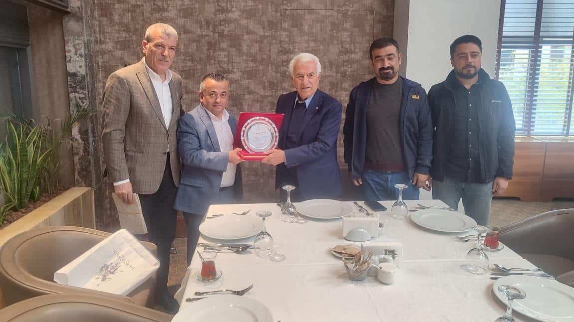 OKULUMUZ YÖNETİMİNDEN HAYIRSEVER İŞ İNSANI İBRAHİM TUĞSUZ'A ANLAMLI ZİYARET